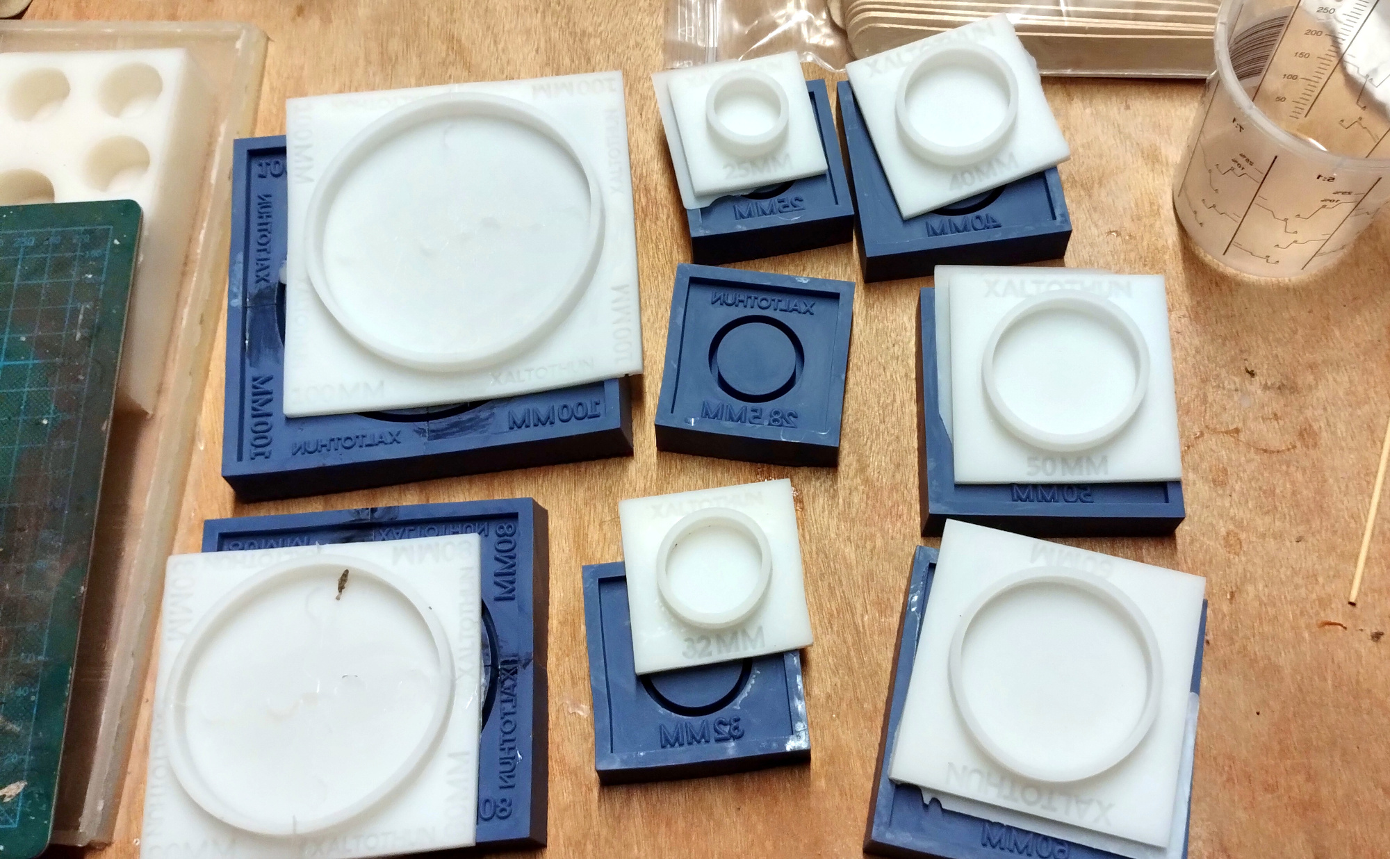 Mold for resinpouring silicone molds